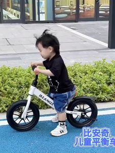Xe thăng bằng trẻ em 2-4 tuổi không bàn đạp hỗ trợ tập đi tập giữ thăng bằng cho bé