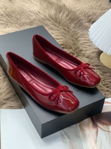 รองเท้าส้นแบนแบบสวมหัวกลมสีแดงสำหรับผู้หญิง รองเท้าบัลเลต์พื้นนุ่ม สายรัดผีเสื้อ รองเท้าหัวเข็มขัด รองเท้าแบบมีพื้นรองเท้าแบบมีพื้นแบนแบบฝรั่งเศส