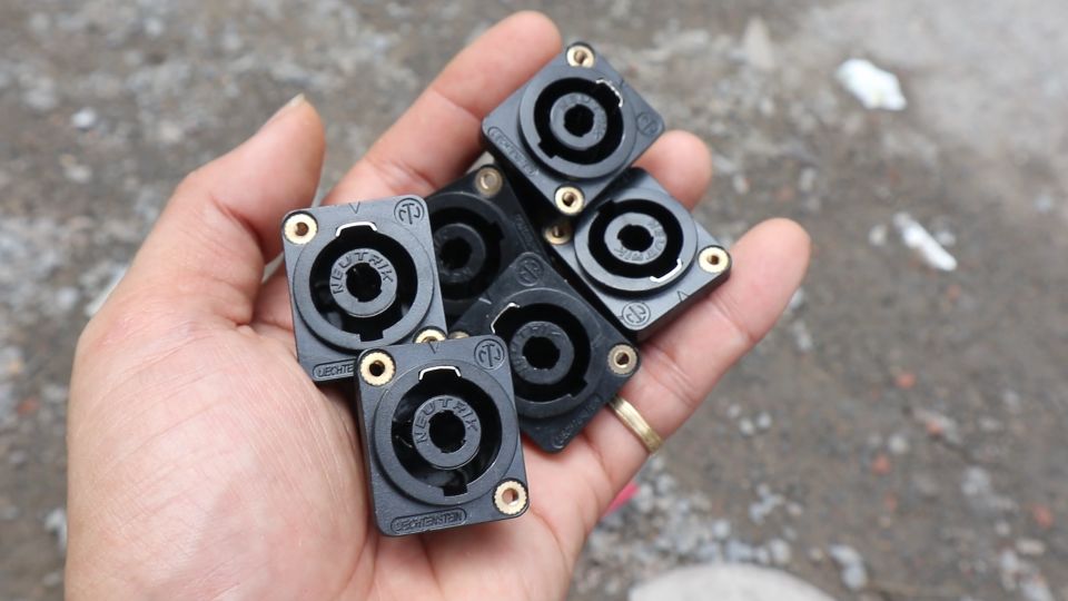 Jack loa speakon cái xịn chân đồng mạ bạc loại vuông nhựa  giá 01 cái