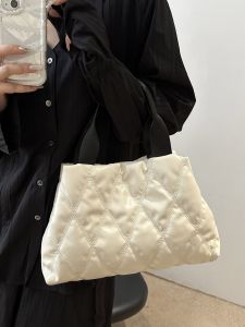 อินเทรนด์ เรขาคณิต ดีไซน์ ผู้หญิง กระเป๋าถือ 2024 กระเป๋าโท้ตสไตล์ใหม่ ทันสมัย กระเป๋าสะพายไหล่ นุ่ม วัสดุขนาดใหญ่สีบริสุทธิ์