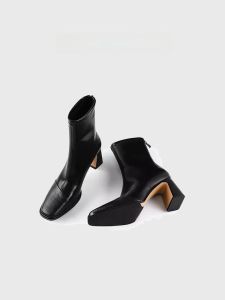 GIEVSZHE รองเท้าบู๊ทส้นสูงแบบสวมหัวเหลี่ยมสำหรับผู้หญิง ฤดูหนาว 2025 รองเท้าบู๊ทส้นหนาสั้นสีดำ สไตล์ฝรั่งเศส ทรงกระบอกเล็ก ทรงกระบอกกลาง วัสดุ PU