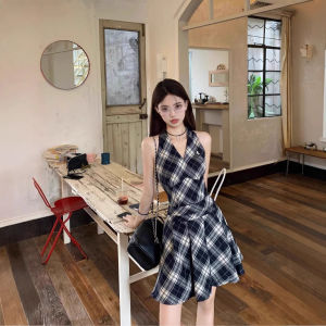 ชุดเดรสคอวีแขนกุดลายสก็อตสีดำและสีขาว กระโปรงสั้นทรงเอ สำหรับผู้หญิง ฤดูใบไม้ผลิ 2025 ชุดเดรสกระโปรงสั้นทรงเอเอวสูงสไตล์หวานและเผ็ดร้อน