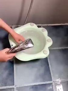 DiyhomeIpoh Silicone Suction Cup Shower Head Holder Bathroom Bracket Punch-Free Reusable Flexible & Movable Cute Bugs Silikon sedutan cawan pancuran mandian kepala pemegang bilik mandi pendakap Punch-percuma boleh diguna semula fleksibel & alih 毛毛虫花洒吸盘