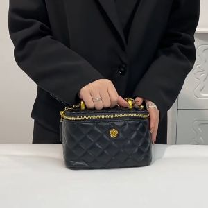 Deere Jack กระเป๋าสะพายไหล่เส้นเดียวของผู้หญิงกระเป๋ากล่องแฟชั่นสะพายคาดลำตัวมีกลิ่นหอมเล็กๆกระเป๋ากระเป๋าสะพายกระเป๋าสะพายข้างผู้หญ