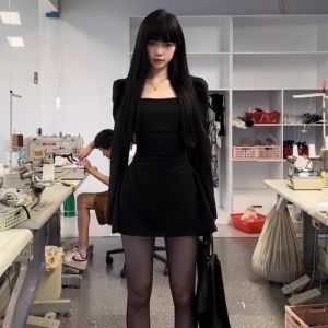 LIRUSHAN | Váy Thu Đông Phong Cách Pháp Nhỏ Gọn Tay Dài Cổ Vuông Màu Trắng