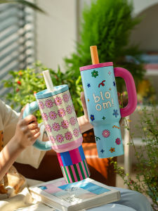 Large Capacity Stainless Steel Insulated Water Bottle Womens High Aesthetic Value Straw Handle Ice Dominating Cup Beverage Utensils