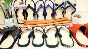 Dép chiếu xỏ ngón Hương Quế DCQ-12 có lớp đế cao su xốp tiếp đất và lớp chiếu mềm tự nhiên tiếp xúc trực tiếp với da bàn chân