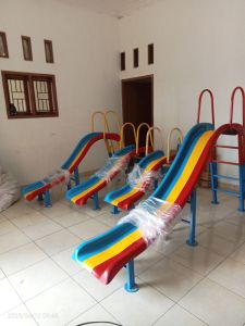 Seluncuran / Perosotan Fiberglass Sudah Satu Set Dengan Tangga Bahan Lebih Tebal
