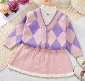 Bear Leader ชุดสเวตเตอร์เด็กผู้หญิง2ถึง6ปีเซ็ตชุดเสื้อผ้าฤดูหนาวพิมพ์ลายเรขาคณิตชุดเกาหลีแบบสวมหัวเสื้อกันหนาว + กระโปรงชุดเสื้อผ้าไหมพรม2ชิ้นเสื้อตัวนอกลำลองสีชมพู