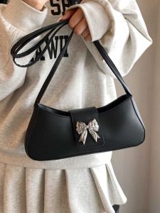 กระเป๋าสะพายข้างผู้หญิงดีไซน์เก๋ไก๋สไตล์ใหม่สำหรับฤดูร้อนปี 2024 กระเป๋าสะพายข้างทรงกลมด้านข้างแบบสะพายข้างพร้อมโบว์ผีเสื้อ