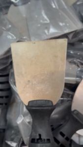 Cây Xủi vôi cán nhựa Việt Mỹ. Dùng để tróc trẩy sơn cũ các vết bám bẩn trên tường nền nhà