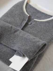 เสื้อคาร์ดิแกนถักแขนยาวคอตั้งสไตล์เกาหลีสำหรับผู้หญิง ฤดูใบไม้ร่วง/ฤดูหนาว 2025 ดีไซน์ใหม่ ความรู้สึกระดับสี แจ็คเก็ตขนสัตว์สองชิ้นปลอม