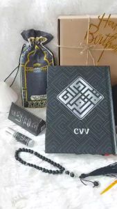 Alfareza - Variasi 8in1 Hampers Quran Custom Series Hitam Peci Sarung Sajadah Tasbih Kado Pria Muslim Souvenir Haji Umroh