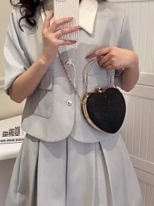 กระเป๋าจัดเลี้ยงอาหารค่ำระดับพรีเมี่ยมใหม่กระเป๋าใบเล็กรูปหัวใจน่ารักกระเป๋าสายโซ่แมทช์ลุคง่ายกระเป๋าจัดเลี้ยง