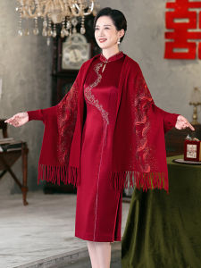 ผ้าคลุมไหล่ปักลายฤดูใบไม้ร่วงและฤดูหนาวสีแดงสำหรับคุณแม่คุณย่า ชุดกี่เพ้า แจ็คเก็ต 2024 ใหม่ ผ้าคลุมไหล่แบบยาวทรงสี่เหลี่ยม ผ้าคลุมไหล่แบบยาว ผ้าคลุมไหล่แบบยาว