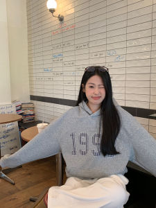 เสื้อสเวตเตอร์ฮู้ดผ้าขนแกะพิมพ์ลายตัวอักษรสำหรับผู้หญิง เสื้อคลุมกันหนาวแบบสวมหัว ทรงหลวม แขนยาว ปกติ ฤดูใบไม้ร่วง 2024 เสื้อผ้าทำงานสไตล์เกาหลี