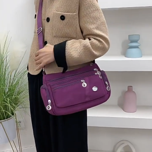 QNQN กระเป๋าไหล่หลายช่องสีแข็งสบายสำหรับผู้หญิงเหมาะสำหรับแม่ที่มีอายุกลางและสูงอายุ กระเป๋าไหล่แบบพกพาและน้ำหนักเบา กระเป๋าไหล่ใต้แขนที่ทันสมัยและม