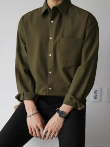 เสื้อเชิ้ตแขนยาวผู้ชายสีเขียวทหารสไตล์เกาหลีฤดูใบไม้ร่วงและฤดูหนาว ทรงหลวม ด้านนอกเป็นเส้นใยโพลีเอสเตอร์ ปกติ
