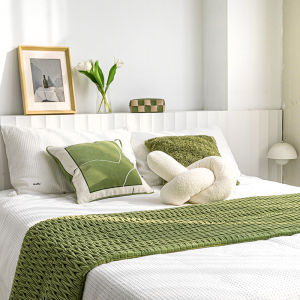 Modern Minimalist Bed Runners & Pillows: Enhancing Your Home Decor
