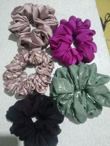 Randomikat rambut scrunchie harga per biji .