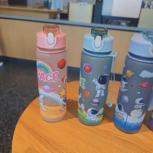 Botol Minum Portable Refillable Space Design Warna-Warni 750ml dengan Tali Pegangan 2608