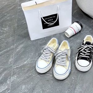 Sepatu Kanvas untuk Wanita: Sneakers Kanvas Premium & Elegan