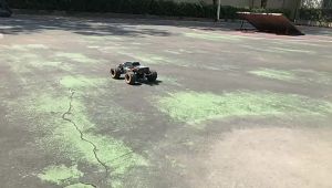 Xe điều khiển từ xa 4WD tốc độ cao động cơ không chổi than kiểu Monster Truck với bánh lớn và hệ thống treo linh hoạt