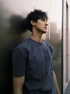 เสื้อยืดแขนสั้นทรงสลิมฟิตสำหรับผู้ชาย สีน้ำเงินเข้ม สไตล์อเมริกัน เอวสั้น ทรงหลวม ทรงปกติ ฤดูร้อน 2025