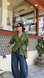 เสื้อเชิ้ตทรงสวยเริ่ด เบสิคสไตล์ โดดเด่นที่ช่วงเอวแต่งเข็มขัดสีดำหัวเข็มขัดอะไหล่เงินเก๋มาก กระดุมผ่าหน้าเปิดปิดได้ ใส่ง่ายใส่ได้บ่อย สวยทุกสี ใส่เฟียสแน่นอน