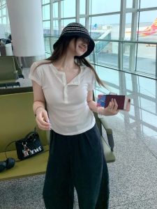 VKSOD | เสื้อยืดแขนสั้นคอวีสีขาวสไตล์เกาหลีสำหรับผู้หญิง ชุดกางเกงขายาวเอวสูง ชุดสองชิ้น ฤดูร้อน 2025 แฟชั่นสำหรับผู้หญิง