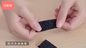 หนึ่งในที่นี่ ถุงนิ้วมือระบายอากาศเล่นเกม การสัมพัสหน้าจอมือถือที่ปลายนิ้วปกคลุม สำหรับลื่นหน้าจอสัมผัสนิ้วแบบเก๋ๆ