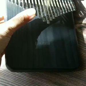 Đàn kalimba 21 phím màu đen QUYNHLEMO bo tròn hai góc tặng kèm búa túi rút giấy dán khăn lau tài liệu hướng dẫn.