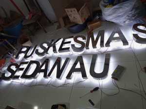 HURUF DAN ANGKA TIMBUL STAINLES FULL BACKLITE.UKuran 30cm