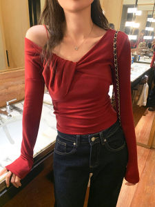 เสื้อยืดแขนยาวสีแดงวินเทจสไตล์ฮ่องกงสำหรับผู้หญิง ฤดูใบไม้ผลิและฤดูใบไม้ร่วง 2025 ใหม่ หวานและเผ็ด โชว์ไหล่ ทรงสั้น เสื้อตัวบน