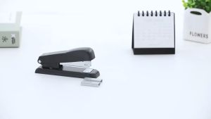Stapler Pejabat Dan Sekolah Saiz Sederhana Ringan Kukuh Mudah Guna Alat Tulis Pelajar Dan Pekerja DELI New Stapler Thick Book Binding Machine Staples Lightweight Office School Stationery 宝宝得力新型可旋转轻便中型办公上学订书机文具 H127