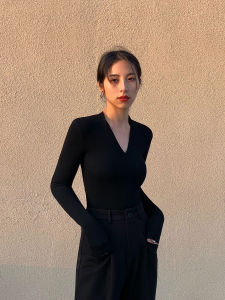 เสื้อยืดคอกลมแขนยาวทรงสลิมฟิตสำหรับผู้หญิง NEVA HU สีดำ ฤดูใบไม้ผลิ 2025 ใหม่ ชุดชั้นในสีพื้น คอวี ทรงพอดีตัว