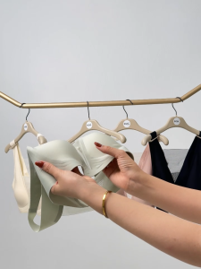 V Soft Smooth Sportbra สปอร์ตบราที่เบาบาง นุ่มนวลเป็นมิตรกับผิว ด้วยทรงตัว V ผสมด้วยตาข่ายให้ ความสบาย แนบเนื้อ