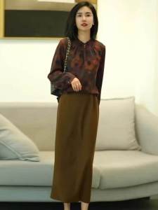 เสื้อเชิ้ตผู้หญิงแขนยาวพิมพ์ลายหรูหรา ทรงหลวม ผ้าไหม แฟชั่นลำลอง ฤดูใบไม้ร่วง 2024 เสื้อเชิ้ตผู้หญิงคอวีแขนยาวลายดอกไม้