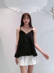 เสื้อผ้าสำหรับผู้หญิง เสื้อกล้ามสายเดี่ยวคอวี ดีไซน์เก๋ไก๋ รวมแมทซ์กับอะไรก็เข้า ใส่ไปเที่ยวคาเฟ่น่ารักๆ