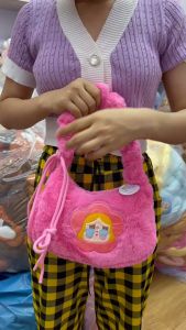 กระเป๋าแฟชั่นผู้หญิง ขนนุ่มมาก Cr สไตล์ Y2k ขนาด 25×16×7 cm (สายรูดได้)