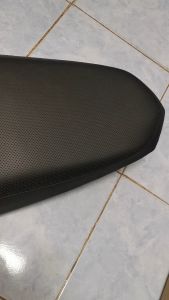 YAMAHA LC135 V2 - V7 SEAT (HITAM) 55D-F4730-00 / LC135 V2-V7 SEAT PUTIH 55C-F4730-10 100% ORI