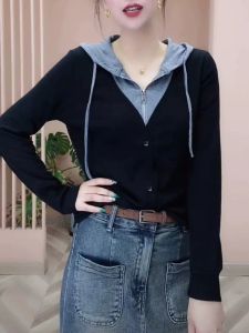 เสื้อยืดคอกลมแขนยาวมีฮู้ดสไตล์เกาหลีสำหรับผู้หญิงในฤดูใบไม้ผลิและฤดูใบไม้ร่วง เสื้อเชิ้ตสองชิ้นเทียมที่สวมใส่ได้หลากหลาย