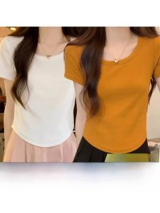 เสื้อยืดแขนสั้นผู้หญิงคอวีทรงสลิมฟิตผ้าฝ้ายแท้สไตล์เกาหลีฤดูร้อน 2025 เสื้อเชิ้ตทรงเข้ารูปไม่สมมาตร ทรงเข้ารูป เสื้อเชิ้ต