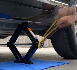 3Ton Jack Car With On-Board Labor-Saving Hand Crank Car Tire Changing Supplies Special On-Board Tool Kit