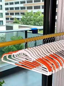 [1แพ็ค10 ชิ้น] ไม้แขวนเสื้อพลาสติก ไม้เเขวนขอบกันลื่น รุ่นกันลื่น ตะขอเเขวนสายเดี่ยว  มีให้เลือก  ขนาด 42*22cm พร้อมส่ง!!