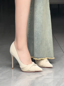 ปมผีเสื้อพับ สีขาว รองเท้าเดี่ยวสไตล์นางฟ้าฝรั่งเศสหัวคมรองเท้าส้นสูงรองเท้าส้นสูงในเส้นใยละเอียดพิเศษสําหรับหญิงสาว