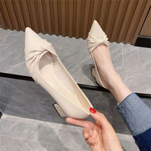 รองเท้าส้นสูงหนังนิ่มสำหรับผู้หญิงในช่วงฤดูใบไม้ผลิและฤดูร้อน สีดำ ทรงหัวแหลม ทรงหัวมน รองเท้าส้นกลาง รองเท้าส้นแบน รองเท้าแฟชั่น