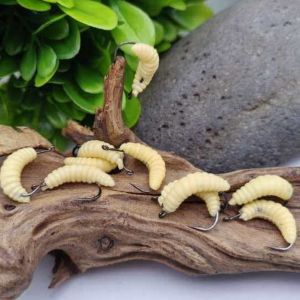 20mm 0.45g Fishing Lure Soft Bread Bug with Hook Imitation Maggot Bait Set
