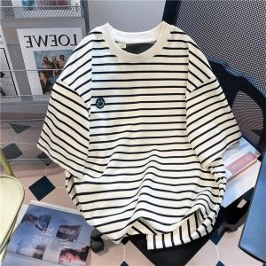 เสื้อยืดแขนสั้นผู้หญิงฤดูร้อนทรงหลวมพิมพ์ลายทางดีไซน์เย็บปักลายหัวใจ เสื้อผ้าทำงานทรงหลวมสวมใส่สบาย