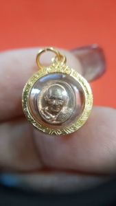 เหรียญเม็ดยารุ่นเลื่อนยศเนื้อทองแดง หลวงปู่ศิลา สิริจันโท ปี64 เลี่ยมกรอบทองคำแท้ 80% ทองขึ้นยังราคาเดิม รับประกันแท้ 100% เหรียญเม็ดยามีขนาดจิ๋ว 0. 7c.m x1 c.m